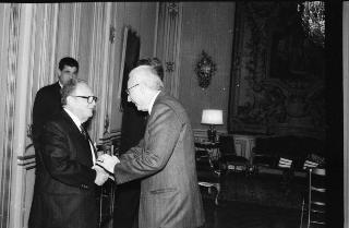 Il Presidente della Repubblica Francesco Cossiga riceve in udienza l'on. Giuseppe Alessi, Presidente dell'Istituto dell'Enciclopedia Italiana, con i componenti del Consiglio d'Amministrazione dell'Istituto: per la presentazione della "Enciclopedia Giuridica"