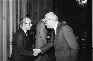 Il Presidente della Repubblica Francesco Cossiga riceve in udienza l'on. Giuseppe Alessi, Presidente dell'Istituto dell'Enciclopedia Italiana, con i componenti del Consiglio d'Amministrazione dell'Istituto: per la presentazione della "Enciclopedia Giuridica"