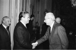 Il Presidente della Repubblica Francesco Cossiga riceve in udienza l'on. Giuseppe Alessi, Presidente dell'Istituto dell'Enciclopedia Italiana, con i componenti del Consiglio d'Amministrazione dell'Istituto: per la presentazione della "Enciclopedia Giuridica"