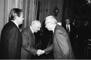 Il Presidente della Repubblica Francesco Cossiga riceve in udienza l'on. Giuseppe Alessi, Presidente dell'Istituto dell'Enciclopedia Italiana, con i componenti del Consiglio d'Amministrazione dell'Istituto: per la presentazione della "Enciclopedia Giuridica"