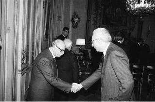 Il Presidente della Repubblica Francesco Cossiga riceve in udienza l'on. Giuseppe Alessi, Presidente dell'Istituto dell'Enciclopedia Italiana, con i componenti del Consiglio d'Amministrazione dell'Istituto: per la presentazione della "Enciclopedia Giuridica"