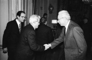 Il Presidente della Repubblica Francesco Cossiga riceve in udienza l'on. Giuseppe Alessi, Presidente dell'Istituto dell'Enciclopedia Italiana, con i componenti del Consiglio d'Amministrazione dell'Istituto: per la presentazione della "Enciclopedia Giuridica"