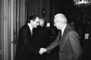 Il Presidente della Repubblica Francesco Cossiga riceve in udienza l'on. Giuseppe Alessi, Presidente dell'Istituto dell'Enciclopedia Italiana, con i componenti del Consiglio d'Amministrazione dell'Istituto: per la presentazione della "Enciclopedia Giuridica"