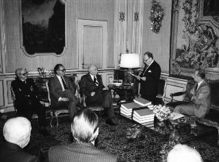 Il Presidente della Repubblica Francesco Cossiga riceve in udienza l'on. Giuseppe Alessi, Presidente dell'Istituto dell'Enciclopedia Italiana, con i componenti del Consiglio d'Amministrazione dell'Istituto: per la presentazione della "Enciclopedia Giuridica"