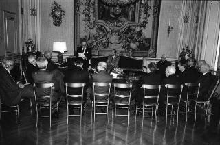 Il Presidente della Repubblica Francesco Cossiga riceve in udienza l'on. Giuseppe Alessi, Presidente dell'Istituto dell'Enciclopedia Italiana, con i componenti del Consiglio d'Amministrazione dell'Istituto: per la presentazione della "Enciclopedia Giuridica"