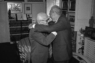 Il Presidente della Repubblica Francesco Cossiga in visita privata al Sen. Sandro Pertini, in occasione del suo 90^ compleanno.