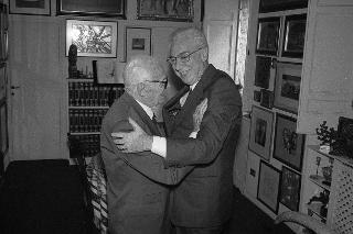 Il Presidente della Repubblica Francesco Cossiga in visita privata al Sen. Sandro Pertini, in occasione del suo 90^ compleanno.