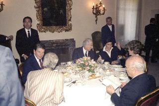 Incontro a Castelporziano e colazione privata del Presidente della Repubblica Francesco Cossiga  con il Presidente degli Stati Uniti d'America Donald Regan e la Signora Regan. In occasione del Vertice G7 tenutosi a Venezia nel 1987.