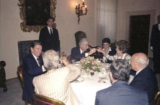 Incontro a Castelporziano e colazione privata del Presidente della Repubblica Francesco Cossiga  con il Presidente degli Stati Uniti d'America Donald Regan e la Signora Regan. In occasione del Vertice G7 tenutosi a Venezia nel 1987.