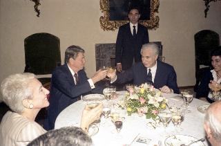Incontro a Castelporziano e colazione privata del Presidente della Repubblica Francesco Cossiga  con il Presidente degli Stati Uniti d'America Donald Regan e la Signora Regan. In occasione del Vertice G7 tenutosi a Venezia nel 1987.