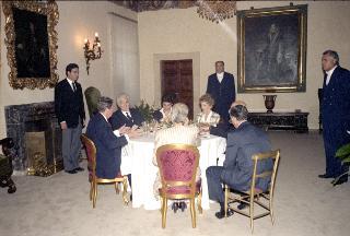 Incontro a Castelporziano e colazione privata del Presidente della Repubblica Francesco Cossiga  con il Presidente degli Stati Uniti d'America Donald Regan e la Signora Regan. In occasione del Vertice G7 tenutosi a Venezia nel 1987.