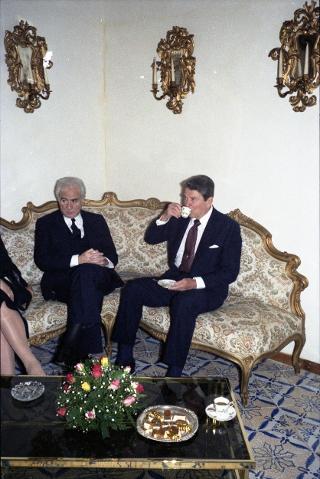 Incontro a Castelporziano e colazione privata del Presidente della Repubblica Francesco Cossiga  con il Presidente degli Stati Uniti d'America Donald Regan e la Signora Regan. In occasione del Vertice G7 tenutosi a Venezia nel 1987.