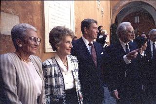 Incontro a Castelporziano e colazione privata del Presidente della Repubblica Francesco Cossiga  con il Presidente degli Stati Uniti d'America Donald Regan e la Signora Regan. In occasione del Vertice G7 tenutosi a Venezia nel 1987.