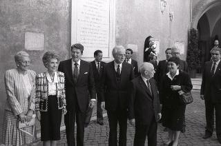 Incontro a Castelporziano e colazione privata del Presidente della Repubblica Francesco Cossiga  con il Presidente degli Stati Uniti d'America Donald Regan e la Signora Regan. In occasione del Vertice G7 tenutosi a Venezia nel 1987.