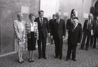 Incontro a Castelporziano e colazione privata del Presidente della Repubblica Francesco Cossiga  con il Presidente degli Stati Uniti d'America Donald Regan e la Signora Regan. In occasione del Vertice G7 tenutosi a Venezia nel 1987.
