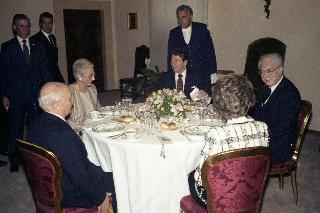 Incontro a Castelporziano e colazione privata del Presidente della Repubblica Francesco Cossiga  con il Presidente degli Stati Uniti d'America Donald Regan e la Signora Regan. In occasione del Vertice G7 tenutosi a Venezia nel 1987.