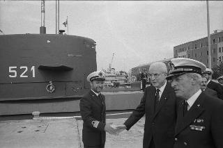 Intervento del Presidente della Repubblica Francesco Cossiga alle cerimonie del Giuramento degli Allievi Sottufficiali di Mariscuola Taranto e consegna della Bandiera di Combattimento al Sommergibile "Pelosi", in occasione delle manifestazioni celebrative del centenario di costituzione del Comando Sommergibili