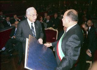 Intervento del Presidente della Repubblica Francesco Cossiga alla cerimonia per l'inizio delle celebrazioni del 250° anniversario di fondazione del Teatro Regio di Torino