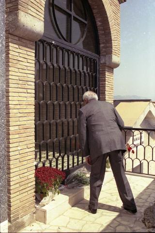 Visita privata del Presidente della Repubblica Francesco Cossiga a Torrita Tiberina presso la tomba di Aldo Moro