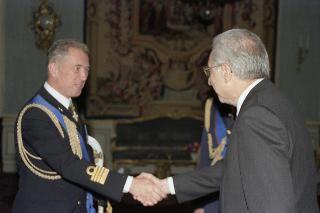 Il Presidente della Repubblica Francesco Cossiga riceve la visita di congedo del Capitano di Vascello Gianluca Assettati