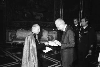 Il Presidente della Repubblica Francesco Cossiga riceve Sua Eccellenza Rev.ma Mons. Luigi Poggi, nuovo Nunzio Apostolico per la presentazione delle Lettere Credenziali.