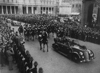 Il Capo Provvisorio dello Stato Enrico De Nicola dalla sua vettura saluta la folla durante le celebrazioni della Festa Nazionale per il primo anniversario della proclamazione della Repubblica