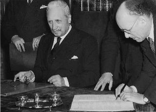 Il Capo Provvisorio dello Stato Enrico De Nicola durante la firma della Costituzione