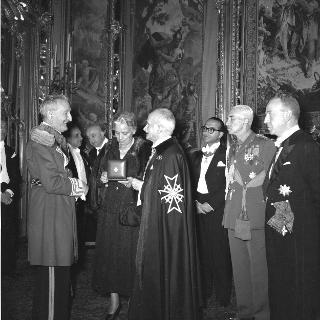 Cerimonia della consegna al Presidente della Repubblica Luigi Einaudi delle insegne di Balì di Onore e Devozione e del Collare della Croce al Merito del Sovrano Militare Ordine di Malta