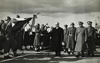 Il Presidente della Repubblica Luigi Einaudi alla cerimonia dello sbarco delle spoglie dei Caduti di Cefalonia