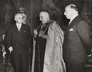 Il Presidente della Repubblica Luigi Einaudi riceve Sua Eminenza il Cardinale Angelo Giuseppe Roncalli,
Arcivescovo di Venezia