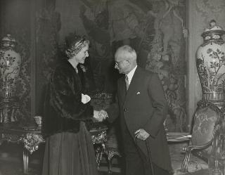 La Signora Clara Booth Luce, nuovo Ambasciatore degli Stati Uniti d'America, presenta le lettere credenziali al Presidente della Repubblica Luigi Einaudi