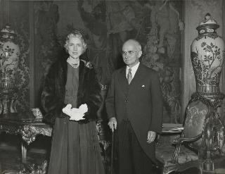 La Signora Clara Booth Luce, nuovo Ambasciatore degli Stati Uniti d'America, presenta le lettere credenziali al Presidente della Repubblica Luigi Einaudi