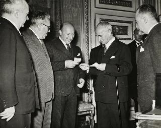 Il Presidente della Repubblica Luigi Einaudi riceve in udienza il Comitato nazionale per il soccorso invernale