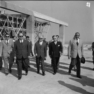 Visita del Presidente della Repubblica Giovanni Gronchi ai lavori dell'Aeroporto Intercontinentale di Fiumicino accompagnato dal Ministro Togni