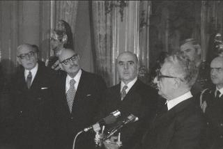 II Presidente della Repubblica Giovanni Leone con il sen. Giacinto Bosco, Vice Presidente del Consiglio superiore della magistratura, con i partecipanti al Convegno dei Magistrati dei Paesi membri della CEE