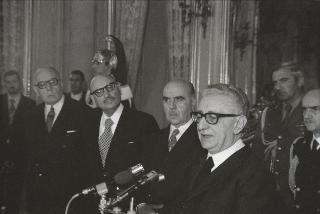 II Presidente della Repubblica Giovanni Leone con il sen. Giacinto Bosco, Vice Presidente del Consiglio superiore della magistratura, con i partecipanti al Convegno dei Magistrati dei Paesi membri della CEE