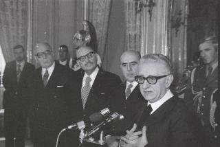II Presidente della Repubblica Giovanni Leone con il sen. Giacinto Bosco, Vice Presidente del Consiglio superiore della magistratura, con i partecipanti al Convegno dei Magistrati dei Paesi membri della CEE