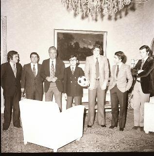 Il calciatore Giorgio Chinaglia e l'allenatore Tommaso Maestrelli ospiti dei tre figli del Presidente della Repubblica Giovanni Leone