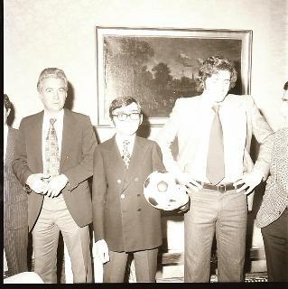 Il calciatore Giorgio Chinaglia e l'allenatore Tommaso Maestrelli ospiti dei tre figli del Presidente della Repubblica Giovanni Leone