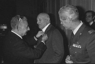 Il Presidente della Repubblica Giovanni Leone consegna le insegne dell'onorificenza di Cavaliere di Gran Croce dell'OMRI all'Ing. Corradino D'Ascanio