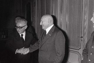 Il Presidente della Repubblica Giovanni Leone consegna le insegne dell'onorificenza di Cavaliere di Gran Croce dell'OMRI all'Ing. Corradino D'Ascanio