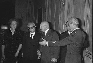 Il Presidente della Repubblica Giovanni Leone consegna le insegne dell'onorificenza di Cavaliere di Gran Croce dell'OMRI all'Ing. Corradino D'Ascanio