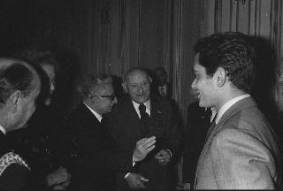 Il Presidente della Repubblica Giovanni Leone consegna le insegne dell'onorificenza di Cavaliere di Gran Croce dell'OMRI all'Ing. Corradino D'Ascanio