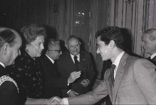 Il Presidente della Repubblica Giovanni Leone consegna le insegne dell'onorificenza di Cavaliere di Gran Croce dell'OMRI all'Ing. Corradino D'Ascanio