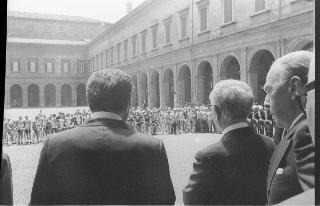 Il Presidente della Repubblica Giovanni Leone  con  Vincenzo Torrriani, Direttore del Giro ciclistico d'Italia, con gli organizzatori ed i partecipanti al 58 ° Giro - Campionato delle Regioni