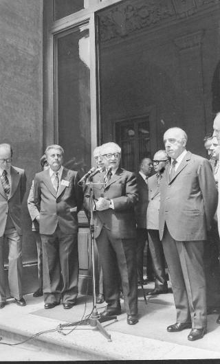 Il Presidente della Repubblica Giovanni Leone  con  Vincenzo Torrriani, Direttore del Giro ciclistico d'Italia, con gli organizzatori ed i partecipanti al 58 ° Giro - Campionato delle Regioni