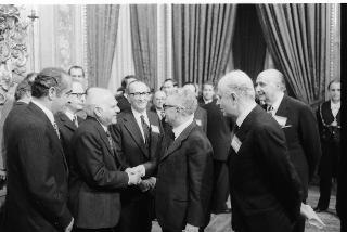 Il Presidente della Repubblica Giovanni Leone saluta  il  prof. Leopoldo Elia nuovo Giudice della Corte costituzionale,  durante la cerimonia del giuramento