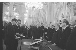 Il Presidente della Repubblica Giovanni Leone saluta  il  prof. Leopoldo Elia nuovo Giudice della Corte costituzionale,  durante la cerimonia del giuramento