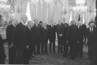 Il Presidente della Repubblica Giovanni Leone saluta  il  prof. Leopoldo Elia nuovo Giudice della Corte costituzionale,  durante la cerimonia del giuramento