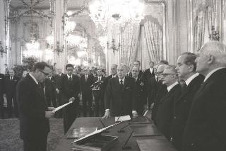 Il Presidente della Repubblica Giovanni Leone saluta  il  prof. Leopoldo Elia nuovo Giudice della Corte costituzionale,  durante la cerimonia del giuramento